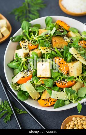 Frischer Tofu-Salat mit Sesamsamen, Maissalat, Aprikosen und Bambus in der Schüssel Stockfoto