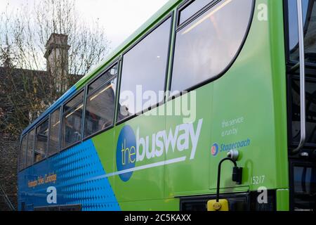 Geparkter, von Fahrgästen geführter Bus, gesehen an einer Bushaltestelle im Stadtzentrum von Cambridge. Stockfoto