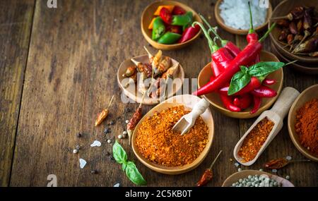 Paprika und Paprikapulver in einer Schüssel rot gemahlen Stockfoto