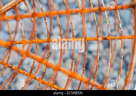 Eisen Textur für Hintergrund. Rostige Textur auf dem Hintergrund von Steinen. Selektiver Fokus auf das Bild. Geometrie in der Verschraubung. Rostiger Eisen in der Geometrie. Geome Stockfoto