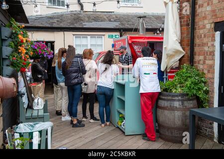 Eton, Windsor, Berkshire, Großbritannien. 3. Juli 2020.die Windsor and Eton Brewery Pub, The George, in Eton, Windsor, Berkshire, hatte heute Abend einen Personalausbildungsabend, als sie sich bereit machten, ihre Kneipe morgen, den 4. Juli 2020, wieder zu öffnen, nachdem die Coronavirus-Sperrregeln gelockert wurden. Quelle: Maureen McLean/Alamy Stockfoto