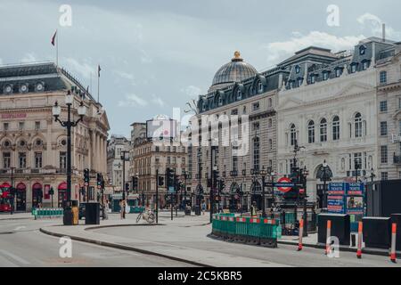 London, Großbritannien - 13. Juni 2020: Blick auf den fast leeren Piccadilly Circus, einer der beliebtesten und meist sehr belebten Touristengegenden in London, Großbritannien, auf einer Stockfoto