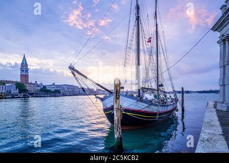 Historisches Segelboot in venedig gegen einen schönen Sonnenaufgang Stockfoto