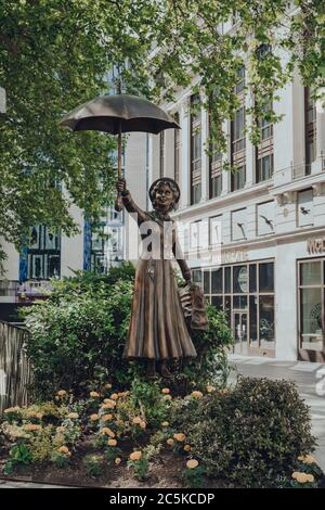 London, Großbritannien - 13. Juni 2020: Statue von Mary Poppins auf Leicester Square, London. Jede Statue auf dem Leicester Square ist eine Anspielung auf ein anderes Jahrzehnt in Cine Stockfoto