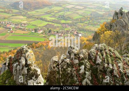 Ein kleines Dorf am Fuße der felsigen Hügel in sonnigen Herbstnachmittag Stockfoto