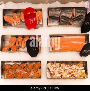 Auswahl an Lachs-Steaks mit rotem Fisch Stockfoto