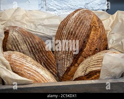 Brotlaibe aus traditionellem tschechischem Brot, keine Bäckerei auf einem Straßenmarkt Stockfoto