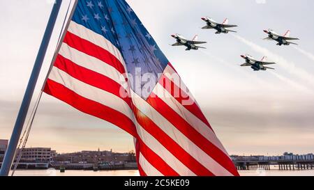 Zusammengesetztes Bild mit der Skyline von Boston, der amerikanischen Flagge und vier United States Airforce Thunderbirds F-16, die am Himmel fliegen. Stockfoto