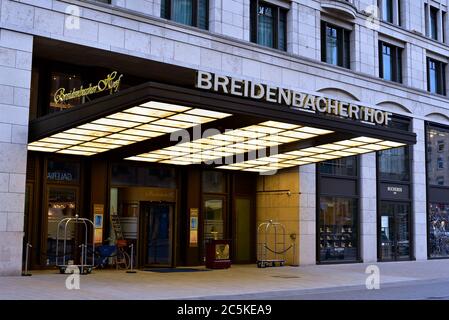 Außenaufnahme des traditionellen 5-Sterne-Hotels „Breidenbacher Hof“ an der Königsallee in Düsseldorf mit seinem einzigartigen beleuchteten Dach. Stockfoto