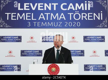 Istanbul. Juli 2020. Der türkische Präsident Recep Tayyip Erdogan nimmt am 3. Juli 2020 an der Eröffnungszeremonie einer Moschee in Istanbul, Türkei, Teil. Erdogan prangerte am Freitag die zunehmende internationale Kritik an der Absicht der Türkei an, Istanbuls ikonisches Hagia Sophia-Museum in eine Moschee zu verheimsen. Quelle: Xinhua/Alamy Live News Stockfoto