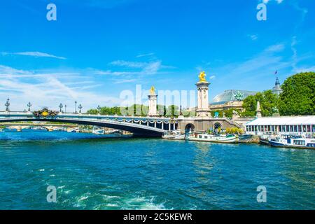 Paris, Frankreich - 25. Juni 2019: Landschaft mit der berühmten Pont Alexandre III Brücke über die seine und dem Großen Palast (Grand Palais des Champs-E Stockfoto