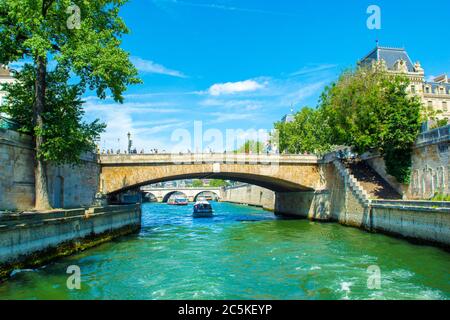 Paris, Frankreich - 25. Juni 2019: Helle Sommerlandschaft mit Ufer der seine, Paris Stockfoto