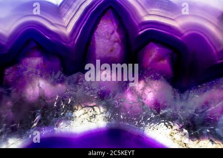 Beleuchtete und bunte Purple Achat Rock Scheiben Stockfoto