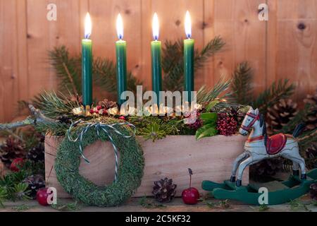 weihnachtsdekoration mit grünen Adventskerzen in Holzkiste Stockfoto