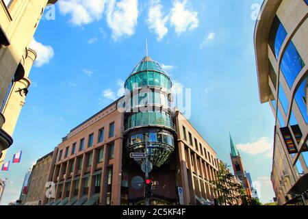 Moderne Fassade des gehobenen Einkaufszentrums 'Schadow-Arkaden' in der Düsseldorfer Innenstadt in der Nähe der Königsallee. Das Einkaufszentrum wurde 1994 eröffnet. Stockfoto