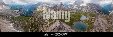 Luftaufnahme der Antonio Locatelli Hütte ist eine Zuflucht in Südtirol-Südtirol, dem Paterno Berg und der Tre Cime di Lavaredo, drei Zinnen, Laghi Stockfoto