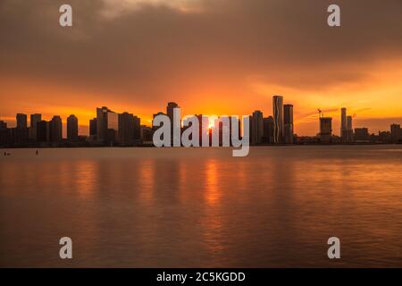 Langzeitbelichtung am Hudson River in New York City. Wunderschöne Skyline. Die Sonne untergeht hinter den Wolkenkratzern. Stockfoto