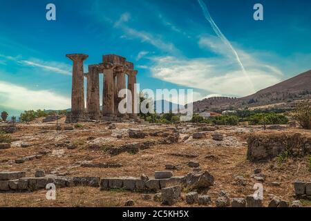 Apollotempel im antiken Korinth, Peloponnes Halbinsel, Griechenland Stockfoto