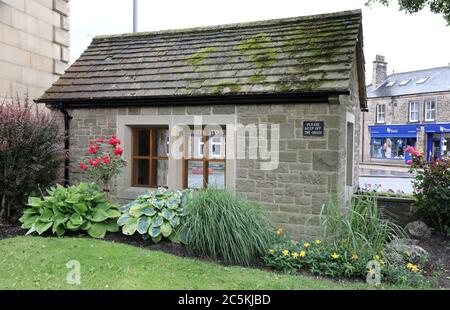 Steinbusshaus an der Ecke von Bath Gardens in der Peak District Stadt Bakewell Stockfoto