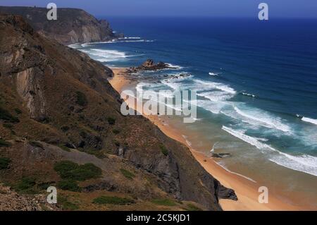 Portugal, Algarve, Vila do Bispo, Süd-West Alentejo und Vicentine Coast Natural Park. Blick auf die Klippen auf die Wellen, die auf den Cordoama Beach waschen Stockfoto