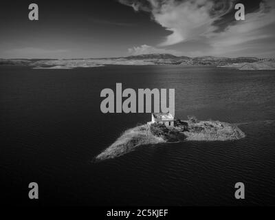 Kleine Insel mit verlassenen alten Haus im Sumpf von Alcantara. Extremadura. Spanien. Stockfoto