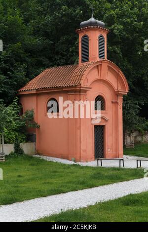 Gedenkkapelle auf dem Gelände des ehemaligen Militärfriedhofs Karlín Karlínský vojenský hřbitov im Bezirk Karlín in Prag, Tschechische Republik. Die Kapelle aus dem Jahr 1753 ist das einzige erhaltene Objekt des Militärfriedhofs. In dieser Kapelle wurde 1813 der preußische General Gerhard von Scharnhorst zeitweilig beigesetzt. Stockfoto