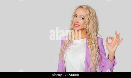 Charismatische selbstbewusste fröhlich, wunderschöne Erwachsene Frau, winkend kokett frech, lächeln breit, zeigt gut, gut, Geste, gute Laune, alles erstaunlich Stockfoto