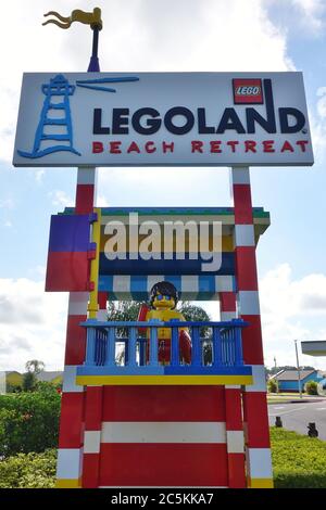 ORLANDO, FL-20 JUN 2020- Blick auf ein Hotel im Legoland Florida Resort Themenpark in Orlando, Florida, geformt mit Lego Minifiguren. Stockfoto