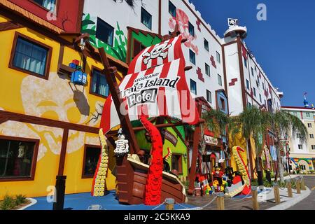 ORLANDO, FL-20 JUN 2020- Blick auf ein Hotel im Legoland Florida Resort Themenpark in Orlando, Florida, geformt mit Lego Minifiguren. Stockfoto