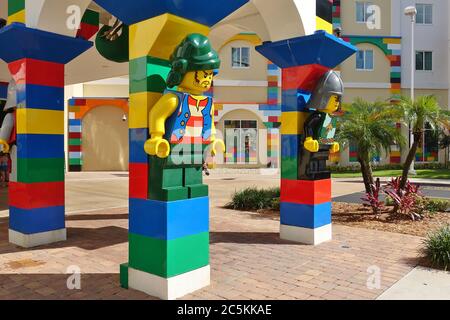 ORLANDO, FL-20 JUN 2020- Blick auf ein Hotel im Legoland Florida Resort Themenpark in Orlando, Florida, geformt mit Lego Minifiguren. Stockfoto