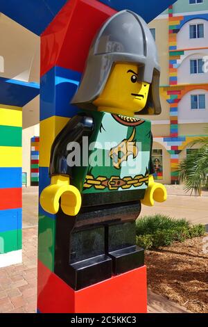 ORLANDO, FL-20 JUN 2020- Blick auf ein Hotel im Legoland Florida Resort Themenpark in Orlando, Florida, geformt mit Lego Minifiguren. Stockfoto