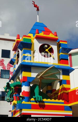 ORLANDO, FL-20 JUN 2020- Blick auf ein Hotel im Legoland Florida Resort Themenpark in Orlando, Florida, geformt mit Lego Minifiguren. Stockfoto