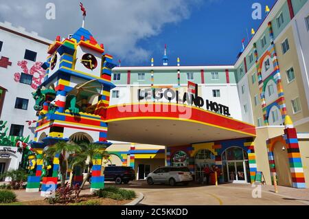 ORLANDO, FL-20 JUN 2020- Blick auf ein Hotel im Legoland Florida Resort Themenpark in Orlando, Florida, geformt mit Lego Minifiguren. Stockfoto