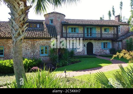 ORLANDO, FL -21 JUN 2020- Blick auf das Casa Feliz Historic Home Museum, ein restauriertes spanisches Bauernhaus auf der Park Avenue in Orlando, Florida, USA. Stockfoto