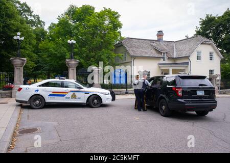 Die Strafverfolgungsbehörden blockieren den Eingang zur Rideau Hall, dem Sitz des kanadischen Generalgouverneurs, nachdem ein bewaffneter Mann auf das Gelände in Ottawa einbrach Stockfoto