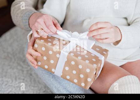 Junge glückliche Paar in der Nähe Weihnachtsbaum. Glückliche junge Menschen schenken einander Geschenke am Kamin. Neues Jahr Geschenk. Konzept Happy Feier von Chri Stockfoto