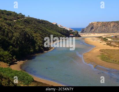 Portugal, Algarve Region, Odeceixe, Süd-West Alentejo und Vicentine Coast Natural Park Klippe Blick auf den Strand und Mündung von Odeceixe. Stockfoto