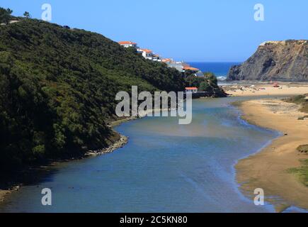 Portugal, Algarve Region, Odeceixe, Süd-West Alentejo und Vicentine Coast Natural Park Klippe Blick auf den Strand und Mündung von Odeceixe. Stockfoto