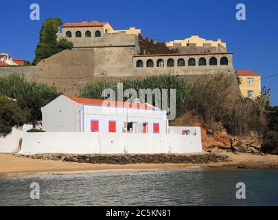 Portugal, Alentejo, Vila Nova de Milfontes. Die Flussmündung des Mira, die von der Festung Saint Clement - Forte de Sao Clemente und einem alten Strandhaus überblickt wird. Stockfoto