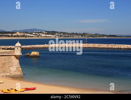 Lagos, Algarve, Portugal. Blick auf die Mündung, die historische Festung und den Stadtstrand von Lagos, in der westlichen Algarve. Stockfoto