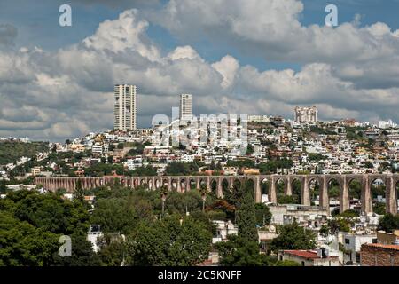 Das alte Steinaquädukt von Queretaro, das durch das Stadtzentrum von Santiago de Queretaro, Queretaro Staat, Mexiko, führt. Das Aquädukt wurde 1735 fertiggestellt und ist das größte in Mexiko. Stockfoto