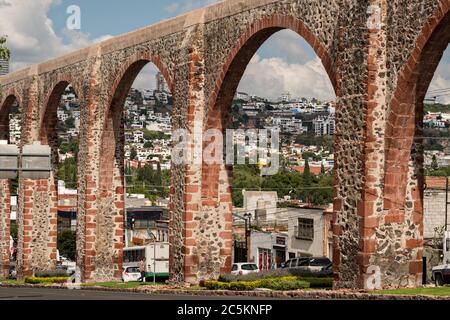 Das alte Steinaquädukt von Queretaro im alten Kolonialabschnitt von Santiago de Queretaro, Queretaro Staat, Mexiko. Das Aquädukt wurde 1735 fertiggestellt und ist das größte in Mexiko. Stockfoto