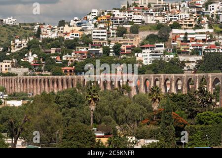 Das alte Steinaquädukt von Queretaro, das durch das Stadtzentrum von Santiago de Queretaro, Queretaro Staat, Mexiko, führt. Das Aquädukt wurde 1735 fertiggestellt und ist das größte in Mexiko. Stockfoto