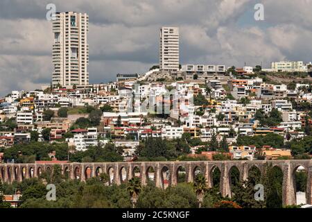 Das alte Steinaquädukt von Queretaro, das durch das Stadtzentrum von Santiago de Queretaro, Queretaro Staat, Mexiko, führt. Das Aquädukt wurde 1735 fertiggestellt und ist das größte in Mexiko. Stockfoto