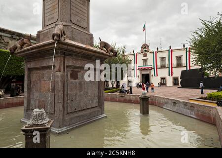 Fuente de los Perritos oder Puppenbrunnen vor dem Regierungspalast oder Palacio de Gobierno entlang der Plaza de Armas im alten Kolonialabschnitt von Santiago de Queretaro, Bundesstaat Queretaro, Mexiko. Stockfoto