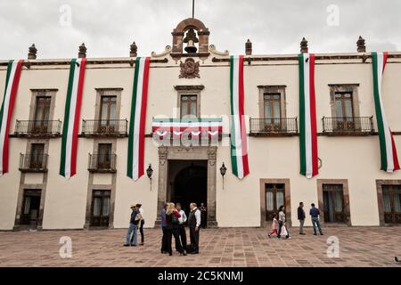 Der Regierungspalast oder Casa de la Corregidora entlang der Plaza de Armas im alten Kolonialabschnitt von Santiago de Queretaro, Queretaro Staat, Mexiko. Stockfoto