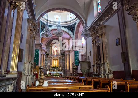 Innenansicht der Kirche des Heiligen Kreuzes und des Franziskanerklosters auch Templo y Convento de la Santa Cruz genannt auf dem Founders Plaza im alten Kolonialabschnitt von Santiago de Queretaro, Queretaro Staat, Mexiko. Stockfoto