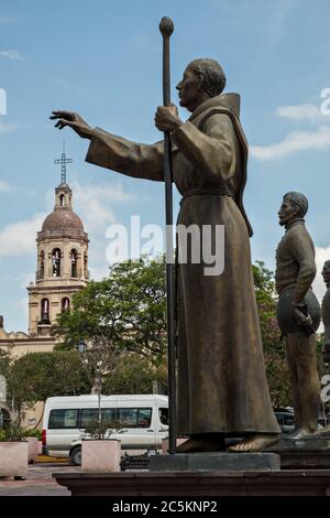 Statuen historischer Figuren auf dem Gründerplatz im alten Kolonialabschnitt von Santiago de Queretaro, Bundesstaat Queretaro, Mexiko. Stockfoto