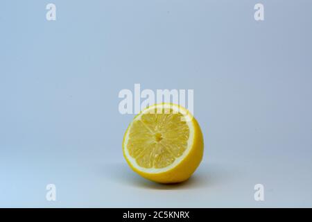 Frische Zitrone auf weißem Hintergrund Stockfoto