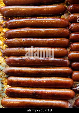Hot Dogs werden in einem Deli gekocht Stockfoto